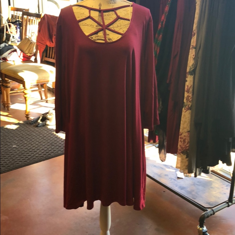 3/4 flowy maroon dress with pockets